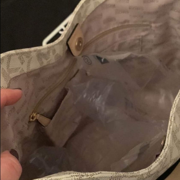 Authentic Michael kors handbag - Picture 4 of 9